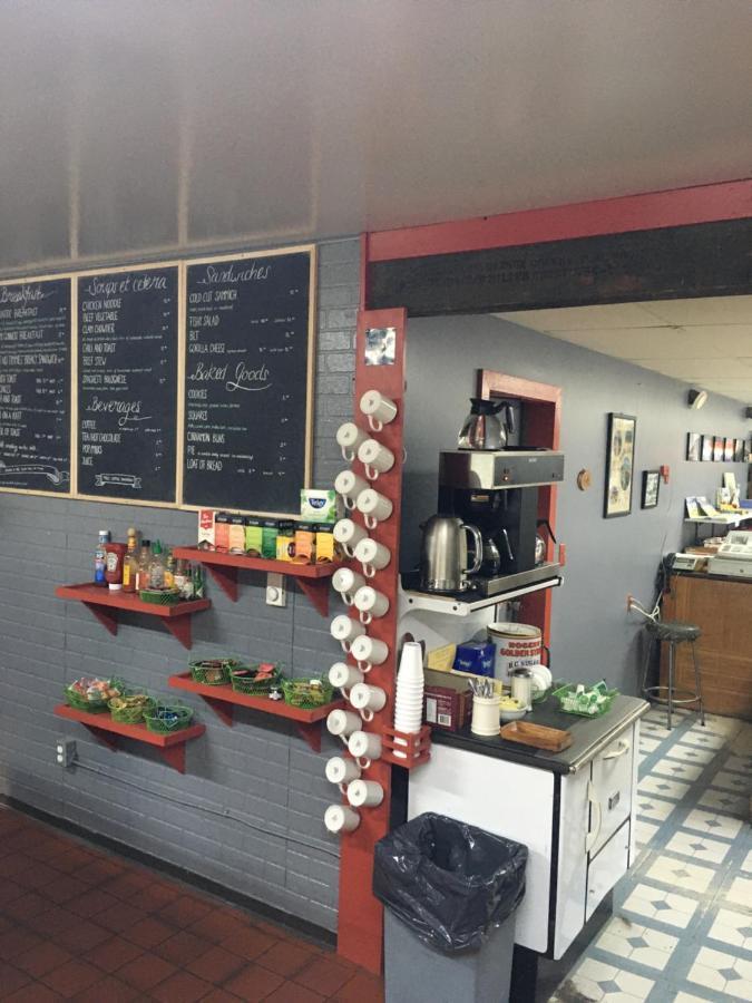 杜布勒g服务酒店 Muncho Lake 外观 照片