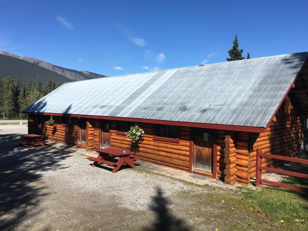 杜布勒g服务酒店 Muncho Lake 外观 照片