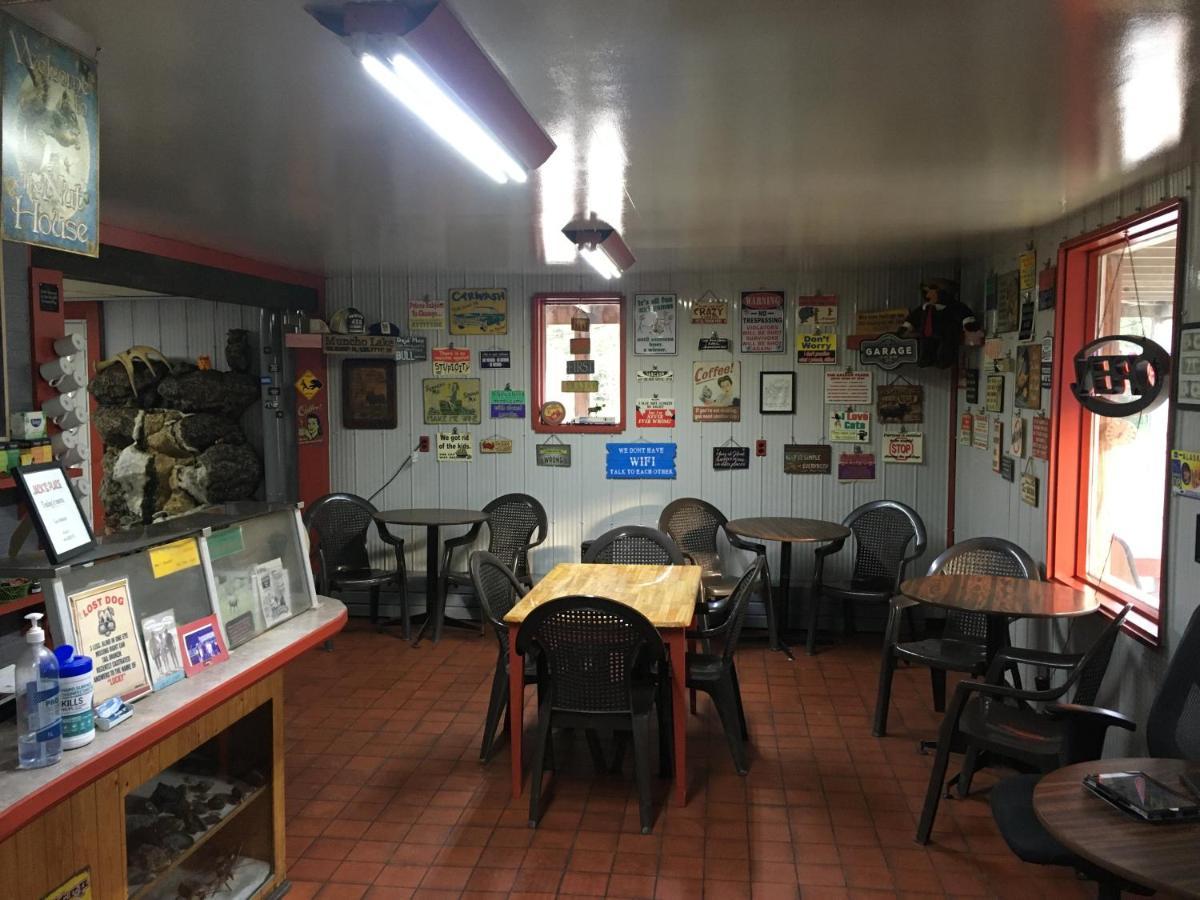 杜布勒g服务酒店 Muncho Lake 外观 照片