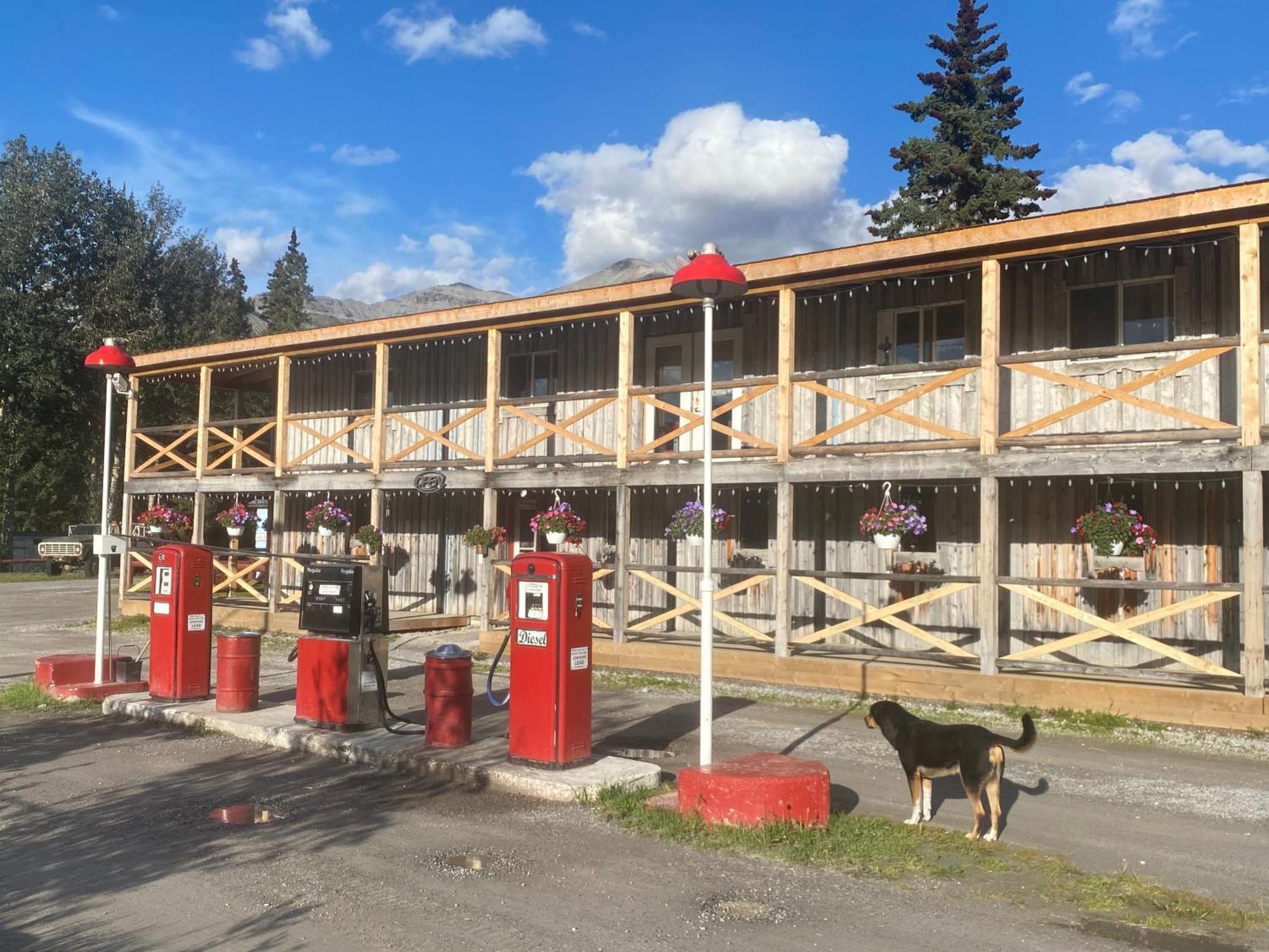 杜布勒g服务酒店 Muncho Lake 外观 照片