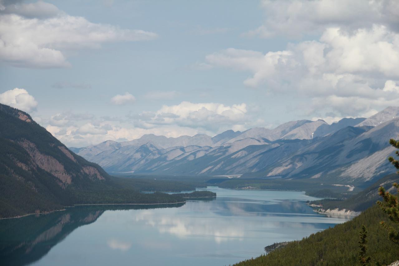 杜布勒g服务酒店 Muncho Lake 外观 照片